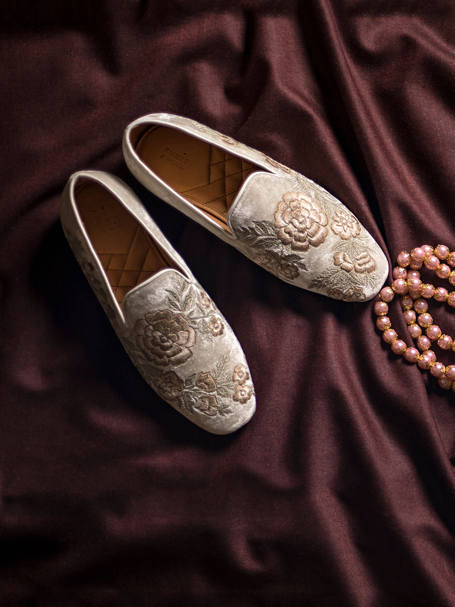 SHRADHA HEDAU #shfc #inhouse #customized #manufacturing #mojadi #wedding  #groom #menshoe #embroidery #mensfas… | Groom shoes, Wedding shoes heels,  Embroidery shoes